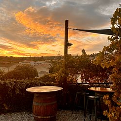 Terrasse ombragée en cour intérieure de L'Esperluette à Forcalquier