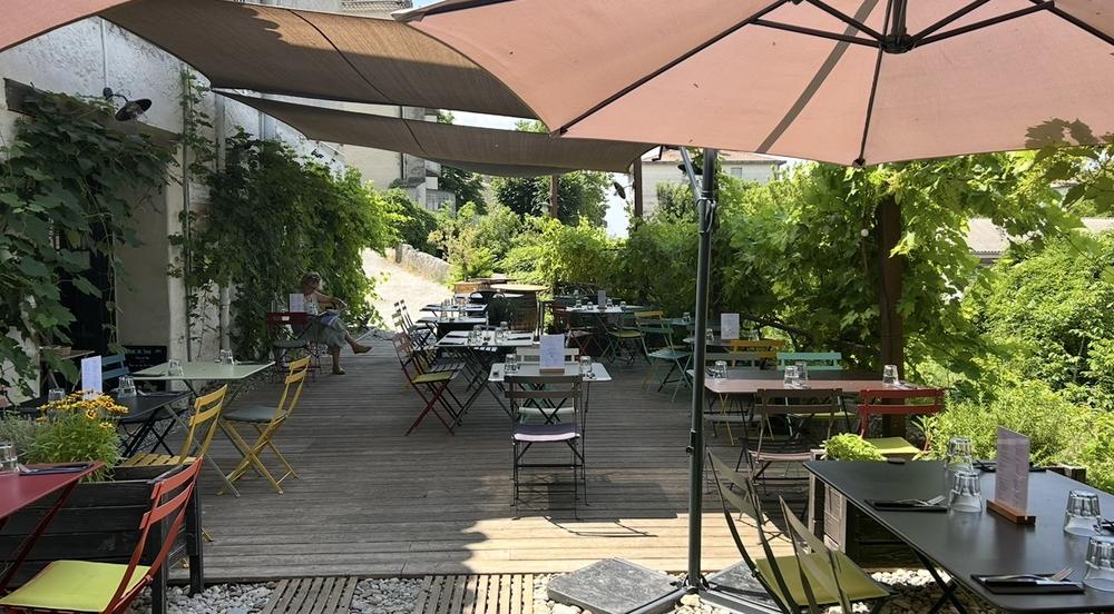 Terrasse ombragée en cour intérieure du restaurant L'Esperluette à Forcalquier